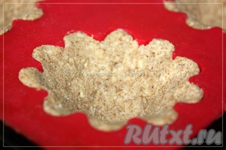 Получившееся тесто разделить на 4 равные части и выложить в формы для маффинов (кексов), равномерно распределяя толщину теста. Поставить в разогретую духовку и выпекать 10-12 минут при температуре 180 градусов или 1-2 минуты в микроволновке на максимальной мощности. Тесто должно получиться слегка мягким, не хрустеть! Приготовленные корзиночки немного остудить.
