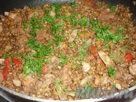 Когда чечевица будет готова, снять с огня и добавить нарезанную зелень.&nbsp;
