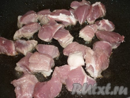 Чечевицу промыть, залить холодной водой на 30 минут. Затем воду слить, она нам больше не понадобится. Свинину вымыть и нарезать на небольшие кусочки. Обжарить на растительном масле, помешивая, в течение 5-7 минут.&nbsp;
