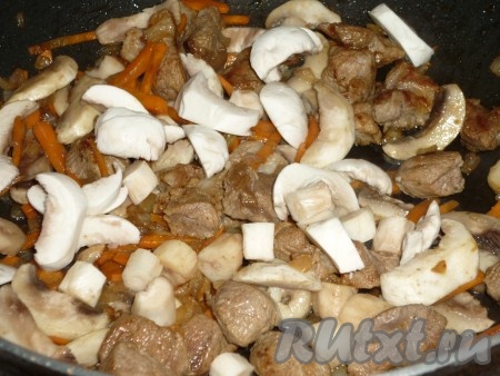 Шампиньоны почистить, помыть, нарезать ломтиками и добавить в сковороду. Готовить 5 минут, периодически помешивая.&nbsp;
