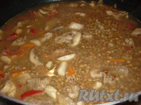 Залить 1,5 стаканами горячей воды, добавить соль, перец по вкусу и лавровый лист. Довести до кипения,&nbsp;накрыть крышкой, уменьшить огонь и готовить 20-25 минут.
