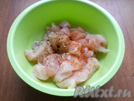 Филе посолить, посыпать специями и красным молотым перцем. Перемешать.