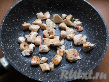 Разогреть в сковороде растительное и сливочное масло. Выложить в сковороду куриное филе. Обжаривать на среднем огне до небольшой румяной корочки, периодически кусочки филе переворачивая (готовить примерно 4-5 минут).