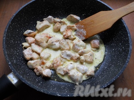 Затем огонь уменьшить до минимального и влить в сковороду сметанный соус. Прогреть все до горячего состояния, но не кипятить.&nbsp;