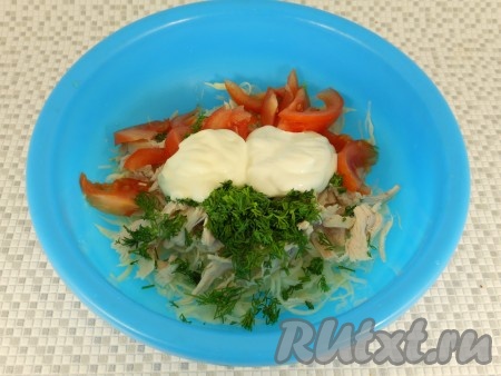 Зелень укропа измельчить и добавить в салат вместе с майонезом и сметаной.&nbsp;
