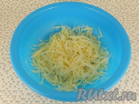 Белокочанную капусту тонко нашинковать, слегка посолить и хорошо помять руками. Если есть возможность использовать молодую капусту - еще лучше.
