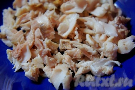 Вареную рыбу достать из бульона, нарезать на небольшие кусочки, удаляя оставшиеся косточки.