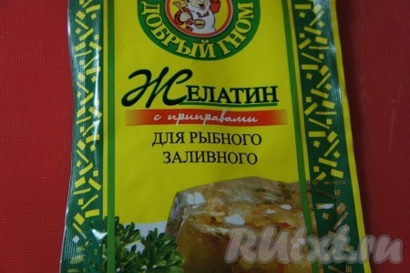 Я использовала желатин с приправами, но можно и обычный. Рыбный бульон с желатином прогреть на небольшом огне, постоянно помешивая, до полного растворения желатина, не доводя до кипения(!). Бульон процедить ещё раз, если вы использовали желатин с приправам, дать остыть.

