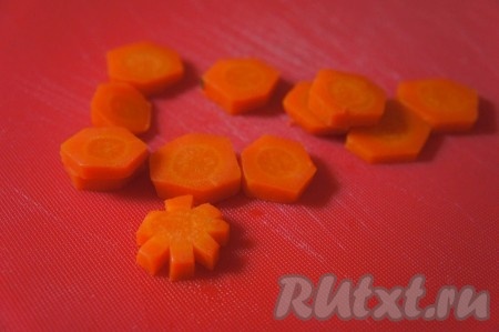 Вареную морковь нарезать. Отварить яйцо вкрутую, нарезать.
