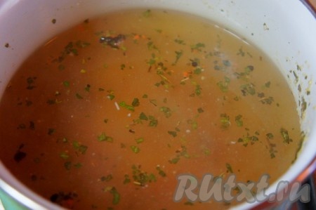 Рыбный бульон процедить. Добавить&nbsp;желатин в 700-80 грамм подогретого рыбного бульона, размешать (желатин бывает разный, поэтому не забудьте ознакомиться с инструкцией на упаковке).
