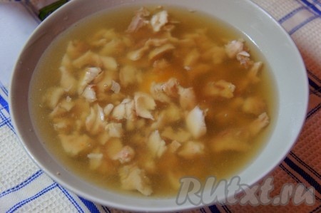 После застывания выложить оставшуюся рыбу, залить оставшимся бульоном с желатином, поставить заливное еще на 20-30 минут (до полного застывания) в холодильник.
