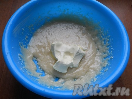 Частями, продолжая взбивать, добавлять оставшееся сливочное масло.