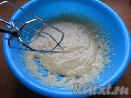 В микроволновке нагреть масло с зефиром при полной мощности в течение 2-3 минут. Зефир раздуется, станет мягким, а масло растопится. Полученную массу нужно сразу же взбить миксером.