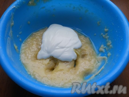 Затем получившуюся массу хорошо охладить, лучше поместить в морозилку на 40-60 минут (следите, чтобы не замерзла). Масса хорошо загустеет. И далее добавить сметану.
