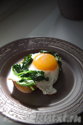 Тосты с яйцом и зеленью