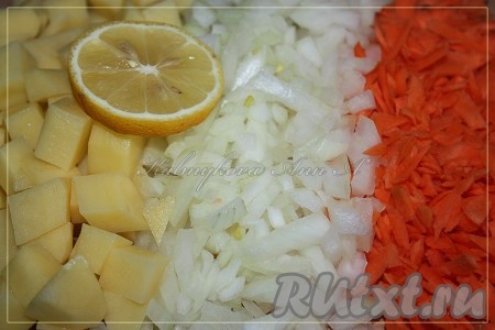 Картофель, лук и морковь очистить. Лук мелко нарезать, картошку - некрупными кубиками, морковку натереть на тёрке. 
