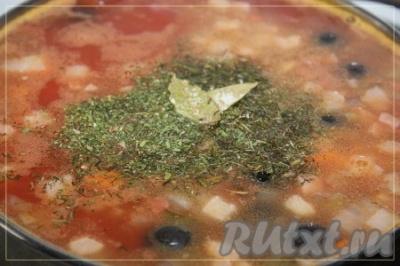 Положить специи и варить сборную мясную солянку до готовности. Дать пару часов настояться. Подавать со сметаной и зеленью.
