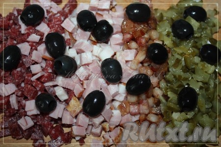 Нарезать колбасы, грудинку, соленые огурцы. Подготовить маслины.

