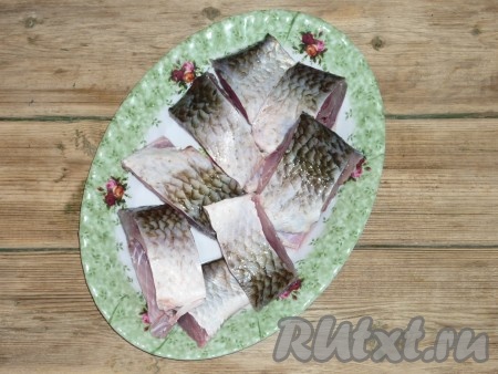 Рыбу очистить от плавников, чешуи, внутренностей,&nbsp; отрезать голову, промыть под холодной проточной водой, нарезать на порционные кусочки.&nbsp;
