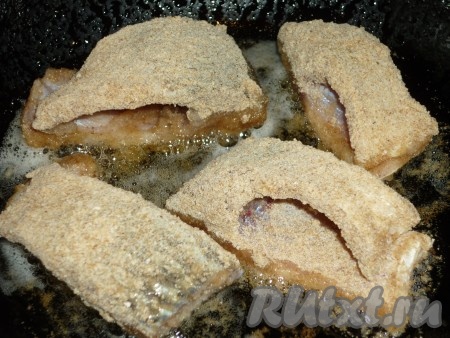 Выложить рыбу на сковородку с разогретым растительным маслом и жарить на среднем огне по 3 минуты с каждой стороны.
