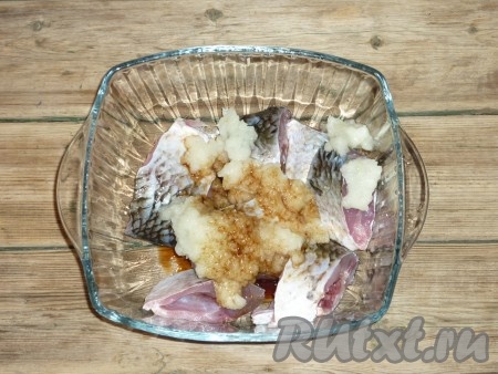 Лук очистить, пропустить через мясорубку или измельчить блендером. Кусочки карасей немного посолить, добавить кашицу из лука и соевый соус.
