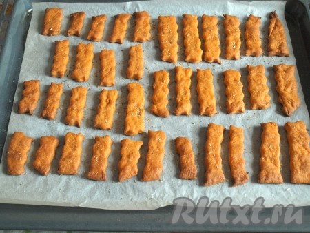 Отправить постное томатное печенье в духовку, нагретую до 180 градусов, и выпекать 20 минут. Вынуть из духовки и посыпать мелкой солью.
