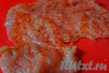 Куриное филе вымыть, обсушить, разрезать, начиная сбоку, чтобы его можно было открыть, как книжку. Отбить, посолить, добавить паприку, перец чили, черный молотый перец.