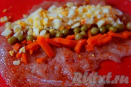 Яйца и морковь нарезать. Выложить на куриное филе вареную морковь, горошек, вареное яйцо (можно использовать любую другую начинку на Ваш выбор). Добавить небольшие кусочки сливочного масла.