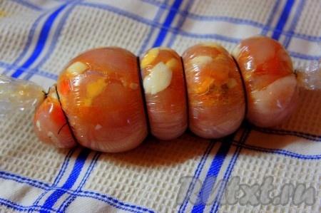 Куриное филе свекнуть в плотный рулет, завернуть в пищевую пленку и хорошо перевязать нитью. Выложить куриный рулет в кастрюлю с водой и варить в слегка подсоленной воде 10 минут (с момента закипания) на небольшом огне. Остудить. Снять пленку и нитки.
