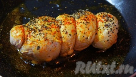 Поджарить рулет из куриного филе на "чесночном масле" со всех сторон с добавлением карри и сушеного базилика.
