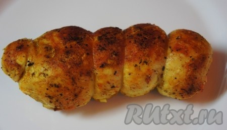 Выложить обжаренный рулет на бумажные полотенца, чтобы удалить излишки масла. Нарезать на кусочки.
