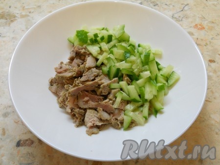 Свинину и свежий огурец нарезать на небольшие кусочки.
