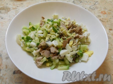 Сваренные вкрутую яйца остудить, очистить, порубить ножом и добавить в салат к свежему огурцу и мясу.
