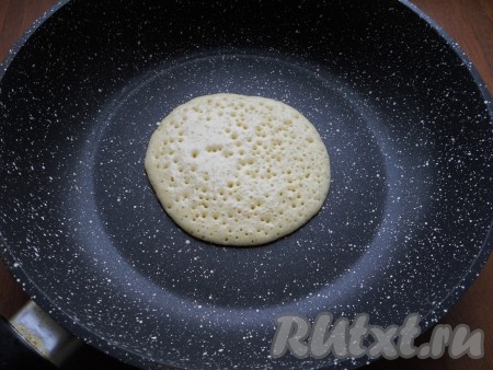 Жарить овсяные панкейки на сухой разогретой сковороде, наливая тесто ложкой в центр сковороды (по 1,5-2 столовых ложки). Готовить на небольшом огне около 1 минуты (смотрите, появятся характерные дырочки и тесто сверху будет сухое).
