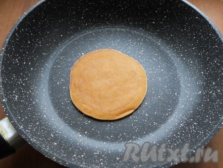 Блинчик перевернуть и жарить с другой стороны около 30-40 секунд также, на небольшом огне.
