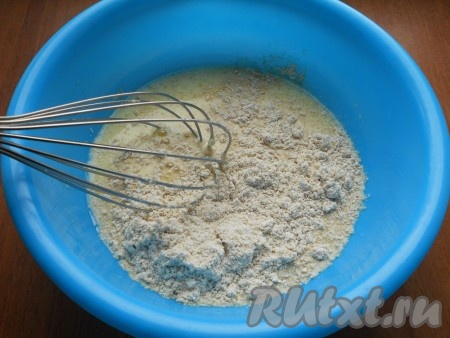 Тщательно все взбить венчиком. Всыпать овсяную муку.