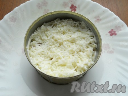 Смазать рыбу майонезом и следующим слоем выложить вареные белки, натертые на мелкой терке.