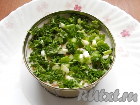 Далее - слой натертой на мелкой терке вареной моркови (половину) + майонез. На морковь - оставшуюся зелень.
