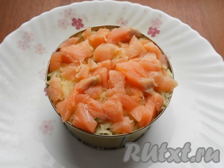 Далее выложить слой оставшегося натертого картофеля, посолить. На картофель - оставшуюся семгу.
