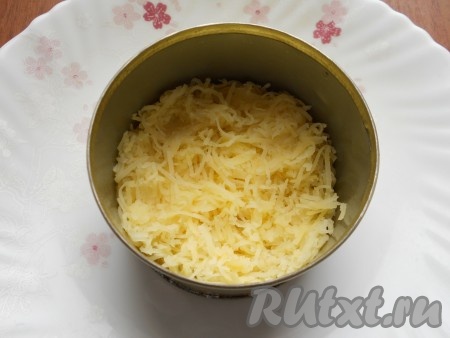 Картофель, яйца и морковь следует заранее отварить, остудить и очистить. Салат выкладывать слоями. Первый слой - половина натертого на мелкой терке картофеля, чуть посолить, смазать майонезом.
