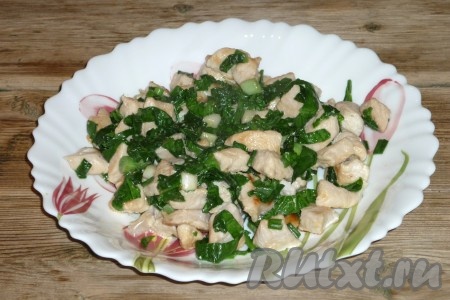Начинка из курицы для закрытой пиццы готова, переложить на тарелку и остудить. 