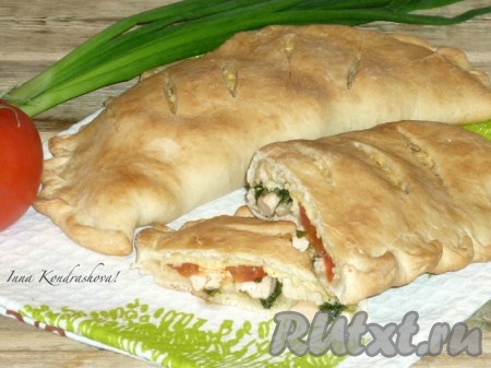 При подаче закрытую пиццу с курицей нарезать на порционные кусочки. 