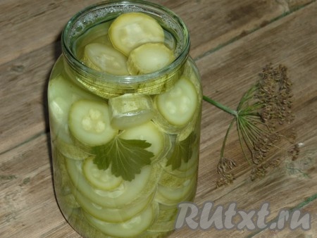 Залить кабачки кипящим маринадом, в котором они варились.