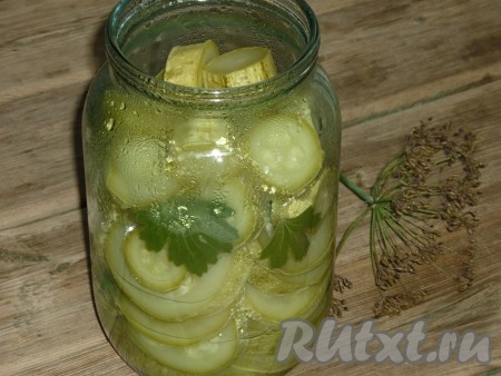 Когда кабачки проварятся, выложить их в подготовленные банки.