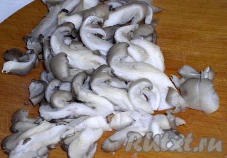 Поставить кастрюлю с водой на огонь. Вешенки хорошо промыть, обрезать несъедобные части ножки и нарезать лапшой. Выложить грибы в кипящую воду и варить 5 минут, добавив лавровый лист.
