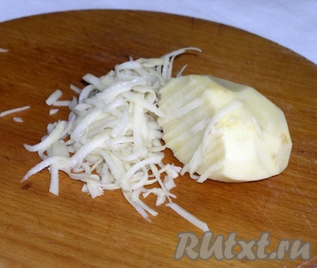 Картофель помыть, очистить и натереть. Закладывайте каждую натертую картофелину сразу в кастрюлю, иначе при окончании нижние порции картофеля потемнеют и цвет похлебки значительно ухудшится. Маленький секрет - добавьте щепоточку сахара.
