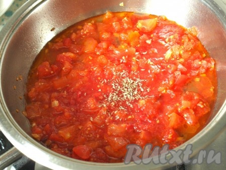 На сковороде разогреть немного растительного масла, выложить в него очищенный и мелко нарезанный чеснок, обжарить в течение 10-15 секунд, затем добавить томаты в собственном соку (или свежие помидоры, очищенные от кожуры) и специи (я добавила 0,5 чайной ложки тимьяна), довести до кипения. 