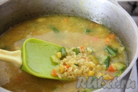 Залить рис и овощи горячей водой, посолить по вкусу, накрыть кастрюлю крышкой, убавить до минимума огонь и готовить минут 15-20 (до готовности риса, рисинки должны стать мягкими, но не переваренными).
