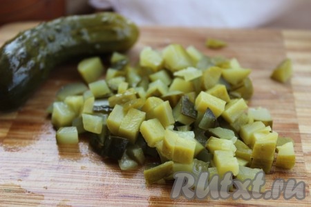 Маринованный огурец тоже нарезать на небольшие кубики.