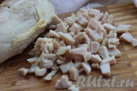Куриное филе нарезать на небольшие кубики (или разобрать на волокна).